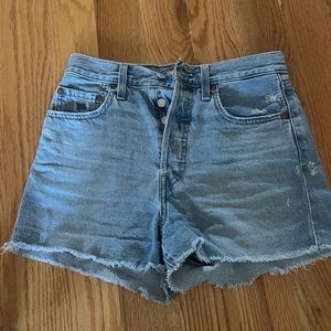 Levi- Ribcage shorts (light wash)